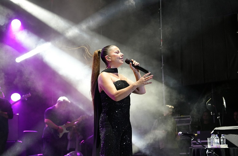 Fuarın Zirve Gecesi; Merve Özbey Sahneye Damga Vurdu