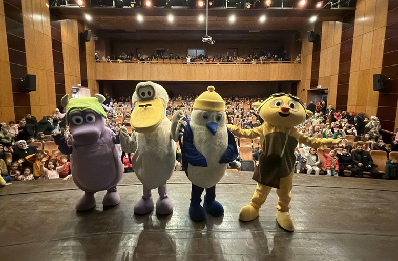 “Kaptan Pengu ve Arkadaşları” Minikler İçin Sahnedeydi