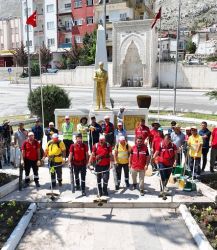 Büyükşehir’in Temizlik Timi Elbistan’da Sahada