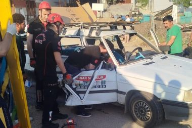 Kahramanmaraş’ta İki Otomobil Çarpıştı: 3 Yaralı