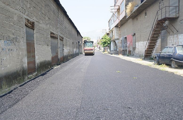 Büyükşehir, Menderes Mahallesi’nde Sıcak Asfalt Serimine Başladı