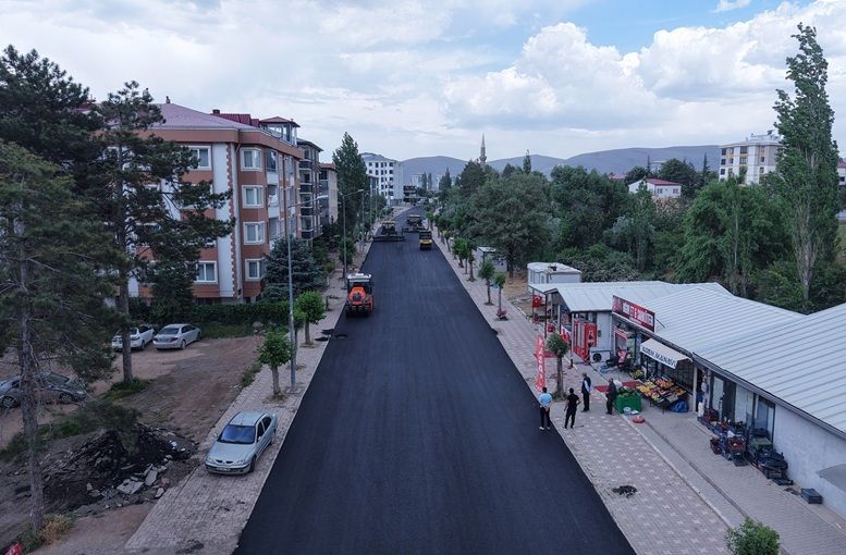 Büyükşehir’den Elbistan Pınarbaşı Caddesi’nde Kesintisiz Asfalt Mesaisi