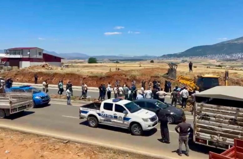 Kahramanmaraş’ta Kaçak Yapı Tepkisi: Batı Köyleri Yolu Ulaşıma Kapatıldı