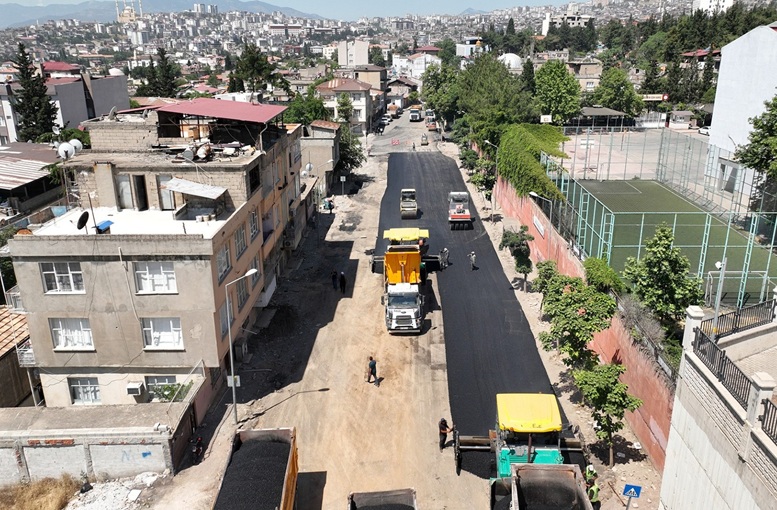 Büyükşehir, Dulkadiroğlu Gazneliler Caddesi’nde Asfalt Mesaisine Başladı