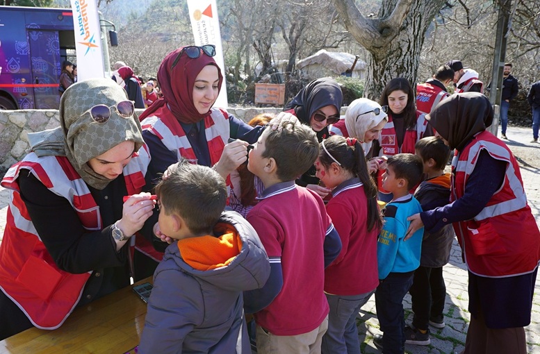Büyükşehir’den Sarıçukur’da Miniklere Eğlence ve Bilim Dolu Bir Gün