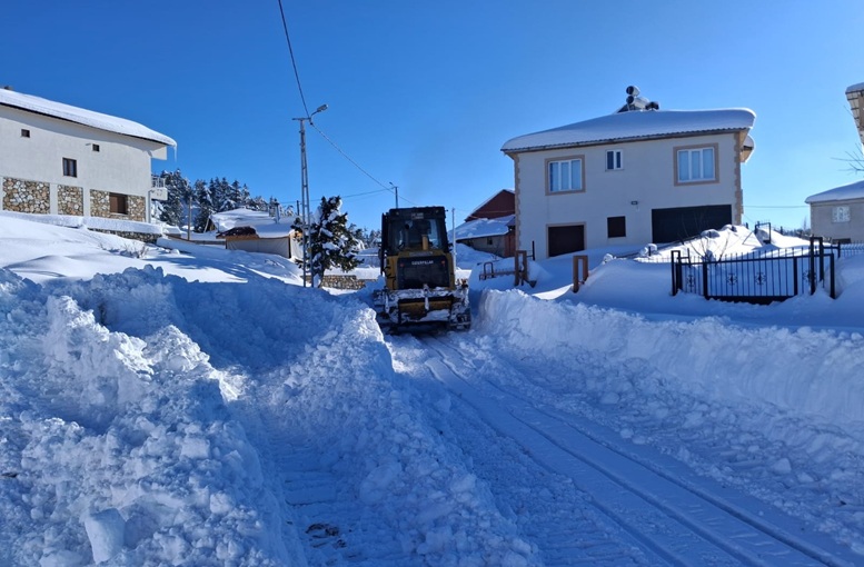 Büyükşehir’in Kırsalda Karla Mücadelesi Kesintisiz Sürüyor