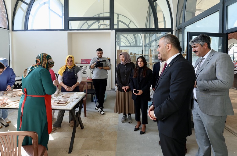"El Emeği ile Üreten Kadınlarımızın Daima Yanında Olacağız"