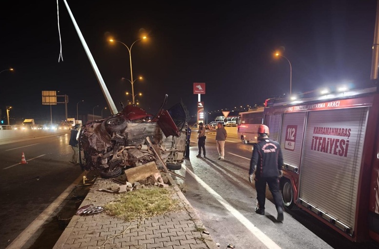Kahramanmaraş’ta Feci Kaza: Otomobil Aydınlatma Direğine Çarptı, 1’i Ağır 2 Yaralı