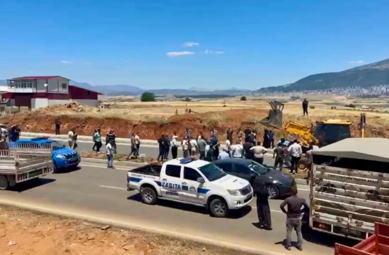 Kahramanmaraş’ta Kaçak Yapı Tepkisi: Batı Köyleri Yolu Ulaşıma Kapatıldı