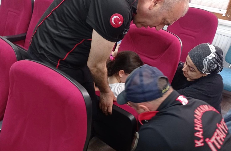 Kahramanmaraş'ta Koltuğa Sıkışan Çocuk İtfaiye Ekiplerince Kurtarıldı